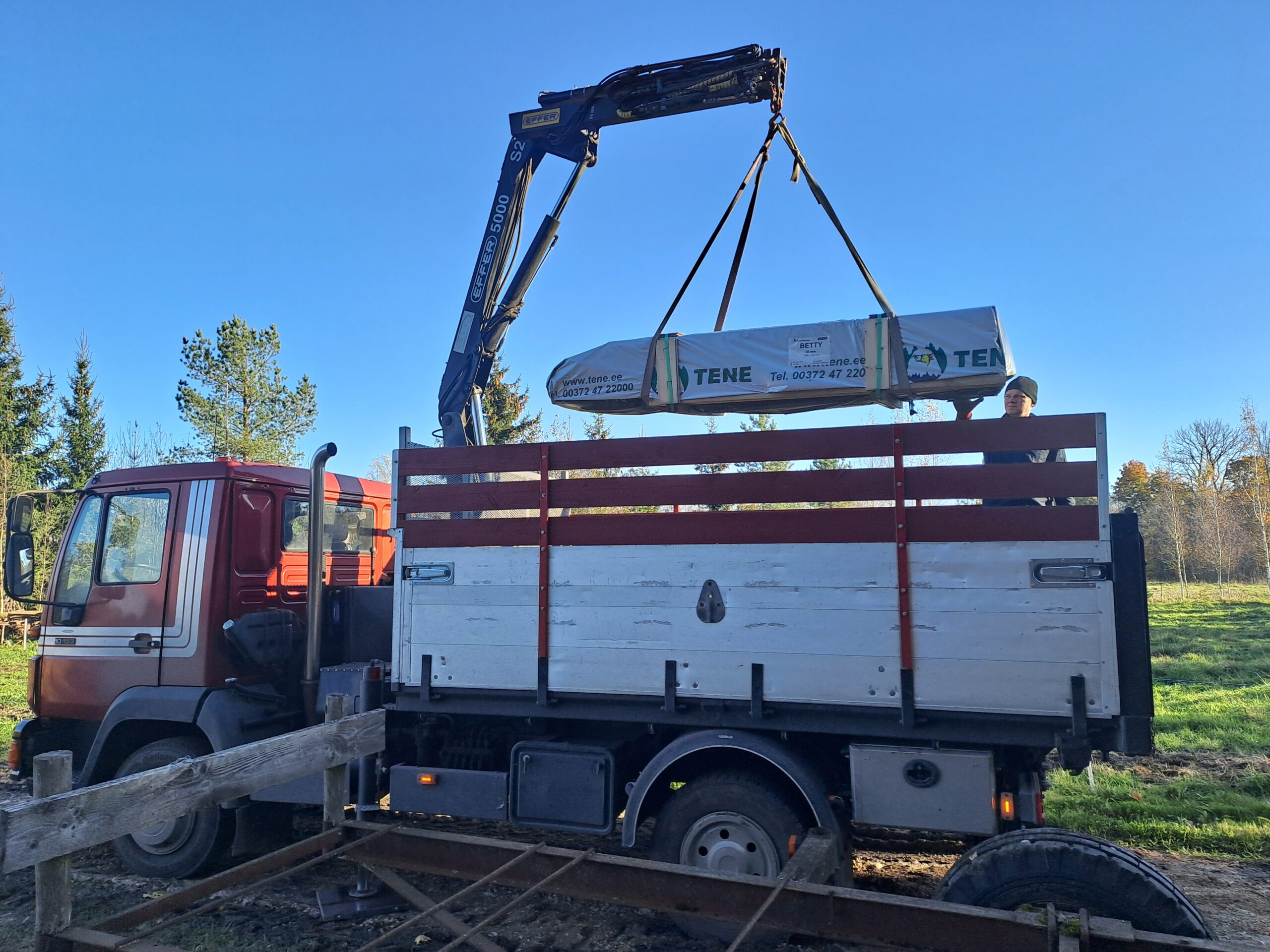 Pikad ja pimedad talveõhtud- mesinikul käed sügelevad. Mis siis sellel aastal teha? Meetaru- tehtud, pakktaru- tehtud, mesilasteraapiamaja- tehtud. Teeks midagi